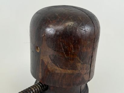 Forme à chapeau en bois et pas de vis en...