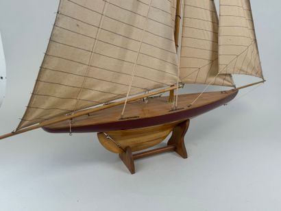 Maquette de bateau voilier en bois polychrome...