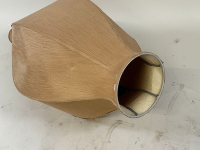 Lampe ou lampadaire à poser en tissu et métal.
H....