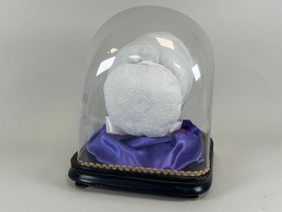 Coiffe en dentelle brodée.
Présentée sous...