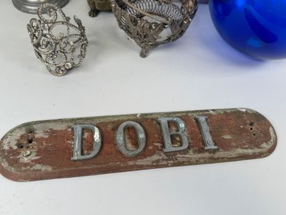 Set comprising a woven metal bottle holder,...