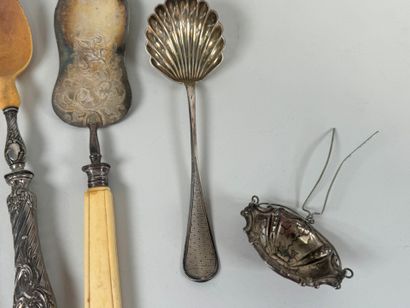 Silver spoon-saupoudreuse, guilloche spatula.
Also...