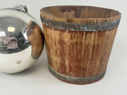 Lot including a large Christmas bauble (D....