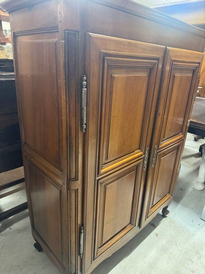 Moulded oak cabinet with two doors.
126 x...