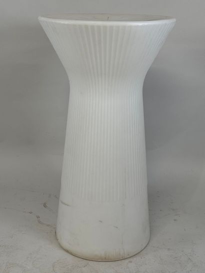 NEW GARDEN.
Tall white plastic pedestal table.
H....