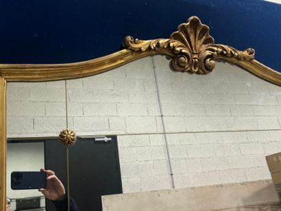 Très important miroir en bois et stuc doré...