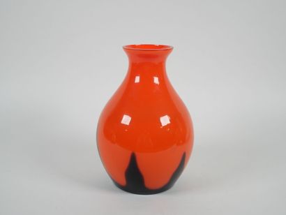 Ensemble de trois vases à panse globulaire...