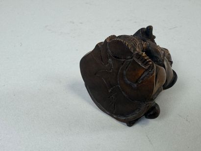 JAPON, XXe.
Netsuké en bois sculpté figurant...