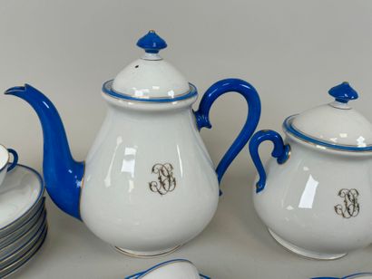 Partie de service à thé et café en porcelaine...