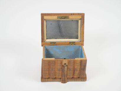 Petit coffret à bijoux à système en bois...