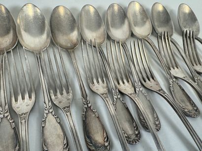 Partie de ménagère en métal argenté, modèle...