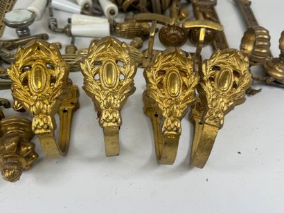 Important lot en bronze et laiton comprenant...