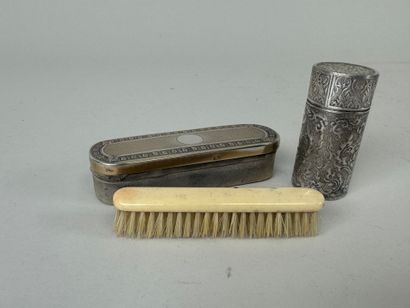 Petite brosse en ivoirine.
Présentée dans...