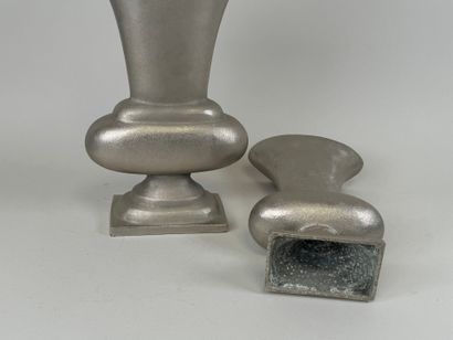 Two metal vases.
38 x 21 x 9.5 cm (the garnd...