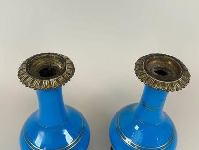 Paire de lampes en opaline bleue et filets...