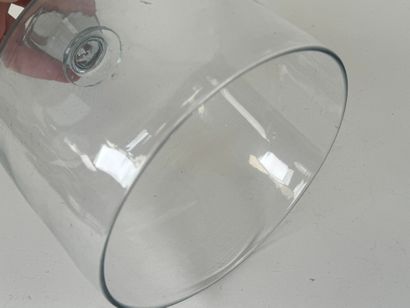 Cloche circulaire en verre, la prise facettée.
H....