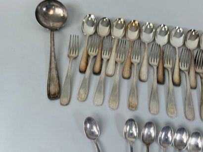 Partie de ménagère en métal argenté comprenant...