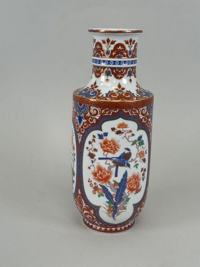 KAISER, Germany.
Vase balustre en porcelaine...