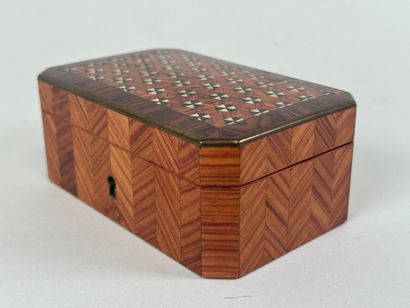 Small jewelry box in veneer with cube décor...