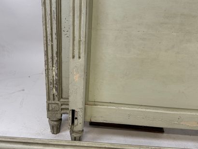 Lacquered and molded wood bed with knot decoration.
Louis...