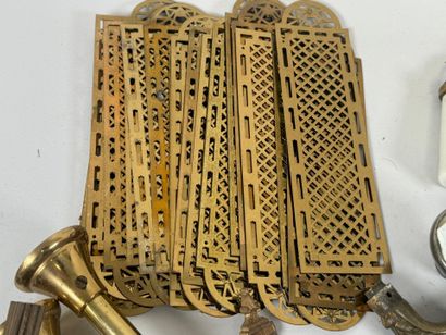 Important lot en bronze et laiton comprenant...