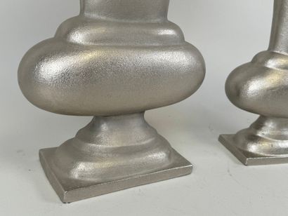 Two metal vases.
38 x 21 x 9.5 cm (the garnd...
