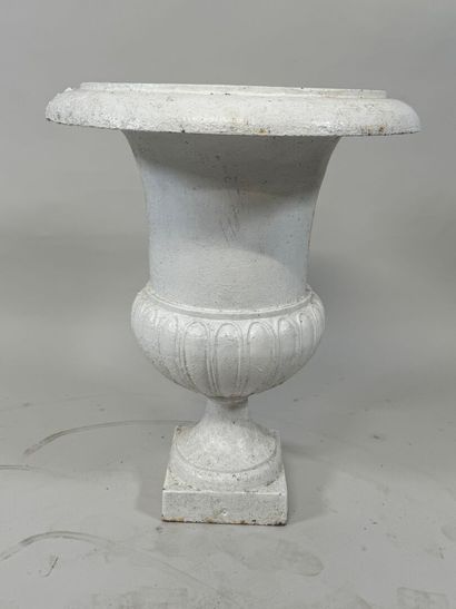 Painted cast-iron garden basin with gadrooned...