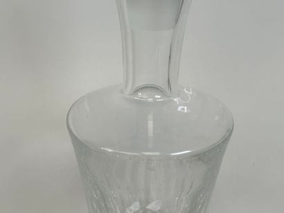 BACCARAT.
Carafe en cristal taillé.
H. 27...