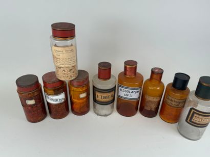 Série de neuf pots à pharmacie en verre certains...