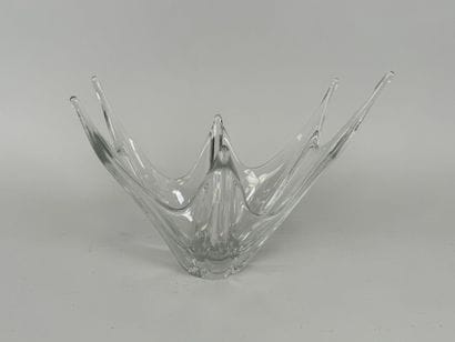 DAUM, France.
Coupe en cristal moulé de forme...