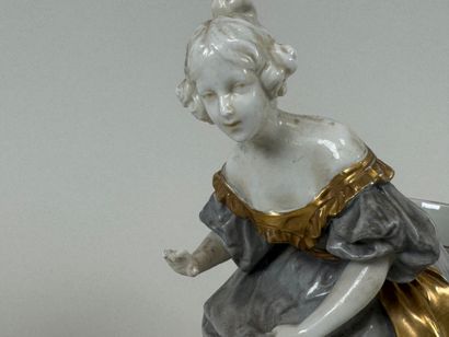 CAPO DI MONTE.
Femme au panier.
Sujet en...