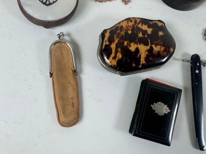 Lot d'objets de vitrine comprenant notamment...