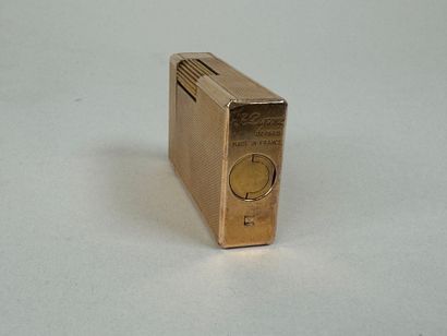S.T. DUPONT.
Gilt metal lighter.
1.5 x 3.5...