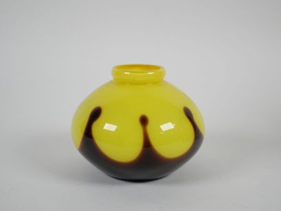Ensemble de trois vases à panse globulaire...