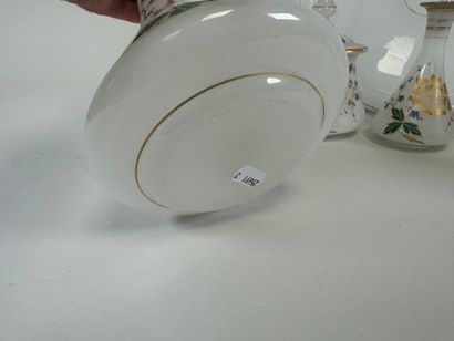 Tête à tête en verre opalin à décor émaillé...