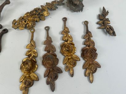 Lot d'éléments ornementaux en bronze à décor...