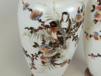 Paire de vases en verre opaline à décor peint...