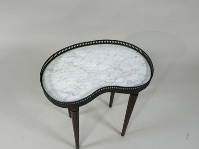 Small kidney-shaped table in molded wood,...