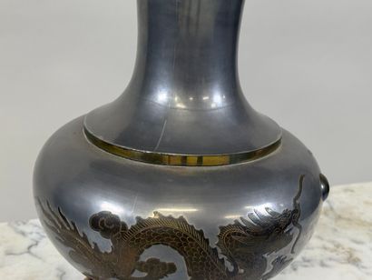 VIETNAM, 20th century.
Pewter and brass lamp...