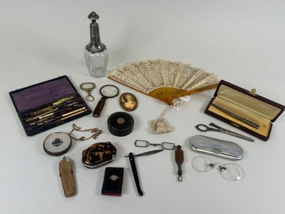 Lot d'objets de vitrine comprenant notamment...