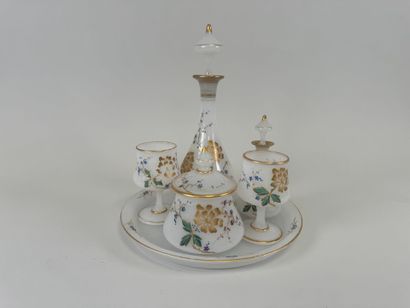 Tête à tête en verre opalin à décor émaillé...