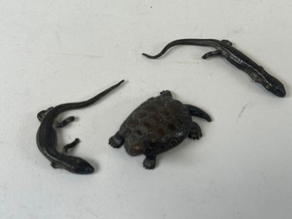 Trois petits sujets en bronze et métal patiné...