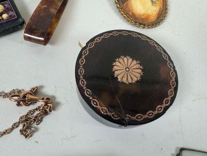 Lot d'objets de vitrine comprenant notamment...