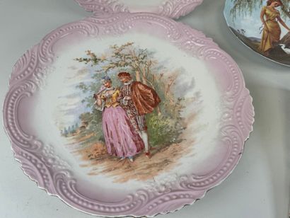 Lot including :
- two polychrome porcelain...