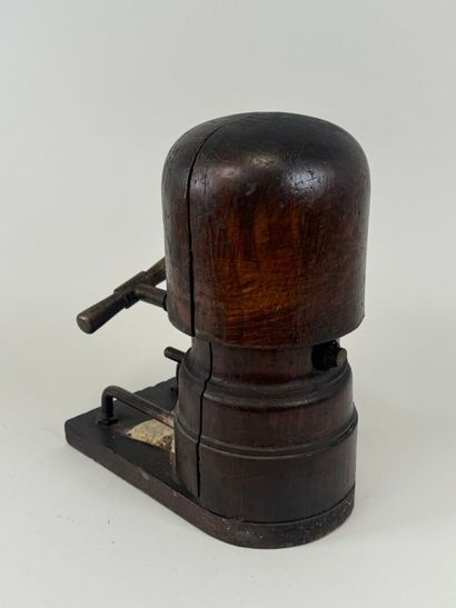 Forme à chapeau en bois et pas de vis en...