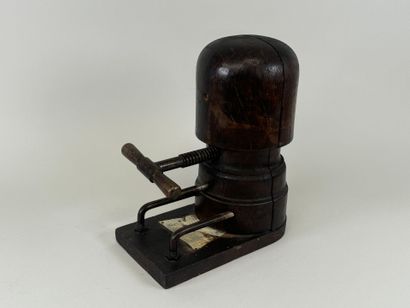 Forme à chapeau en bois et pas de vis en...
