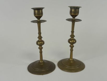 Paire de bougeoirs en laiton à décor de frises...