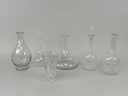 Cinq carafes en verre et cristal taillé.
H....