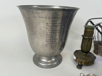 Set comprising a woven metal bottle holder,...