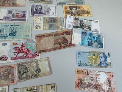 Un lot de billets de banque divers.